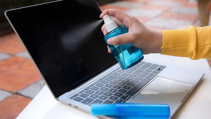 Dùng dung dịch vệ sinh chuyên dụng để vệ sinh màn hình laptop