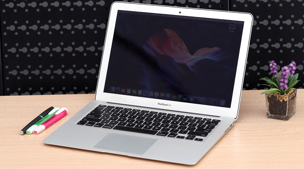 Macbook Air 2017 Core i5 là mẫu laptop văn phòng, có thiết kế siêu mỏng và nhẹ