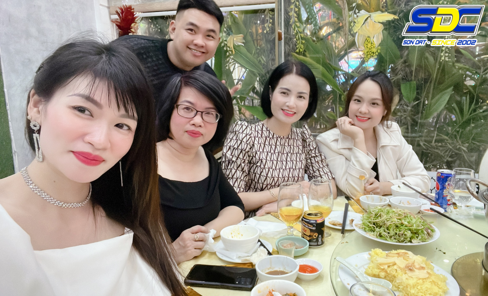 Buổi tiệc tất niên sôi động và tràn đầy tiếng cười