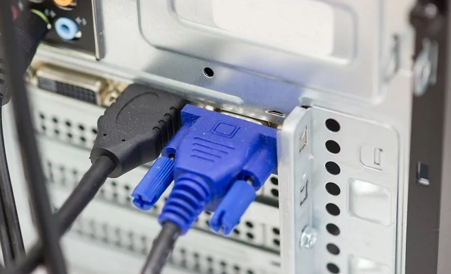 Cắm đầu còn lại của dây VGA vào cổng VGA trên laptop, máy tính