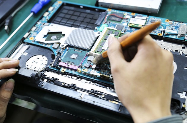 Kiểm tra và điều chỉnh lại kết nối giữa Mainboard và màn hình