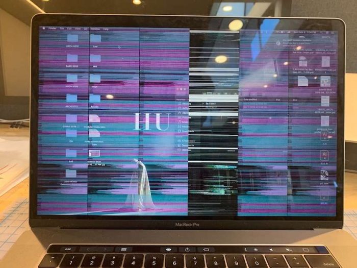 Màn hình MacBook là bộ phận rất dễ bị hư hỏng do va đập
