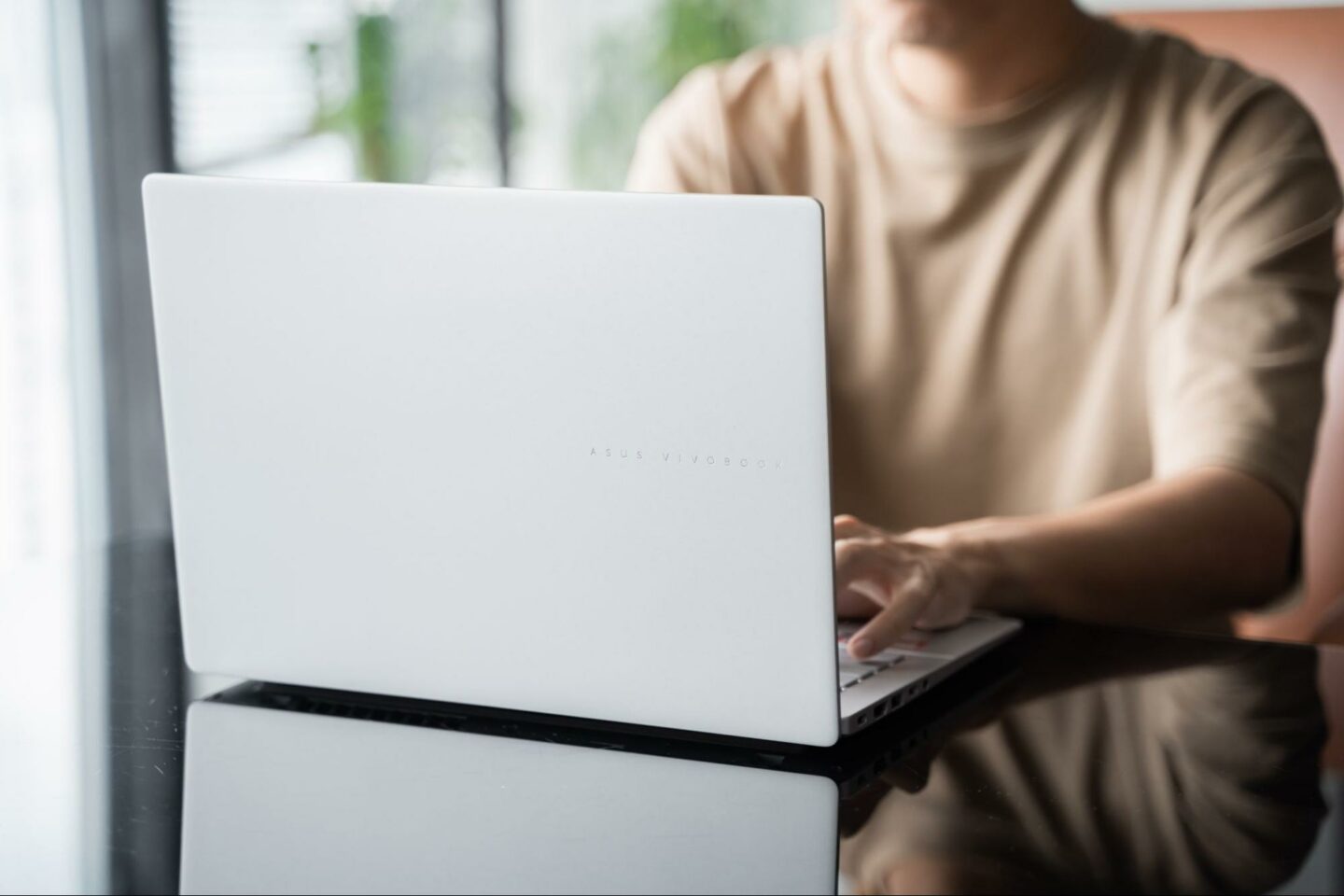 Đánh giá ASUS Vivobook S14 (M3407KA): Laptop OLED mỏng nhẹ, pin lâu và trang bị Ryzen AI thế hệ mới 1 Thiết kế hiện đại kết hợp nền tảng AMD Ryzen™ AI thế hệ mới