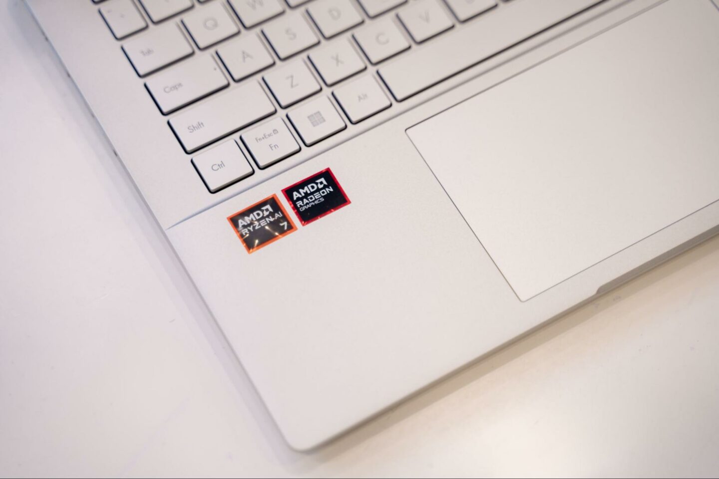 Đánh giá ASUS Vivobook S14 (M3407KA): Laptop OLED mỏng nhẹ, pin lâu và trang bị Ryzen AI thế hệ mới 3 Hiệu năng mạnh mẽ từ bộ xử lý AMD Ryzen™ AI cùng RAM DDR5 tốc độ cao