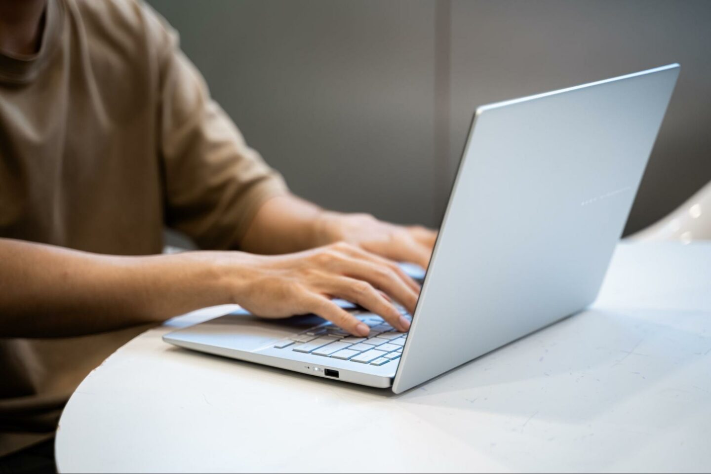 Đánh giá ASUS Vivobook S14 (M3407KA): Laptop OLED mỏng nhẹ, pin lâu và trang bị Ryzen AI thế hệ mới 5 Pin 70Wh cho thời gian sử dụng dài, hỗ trợ sạc nhanh 65W tiện lợi