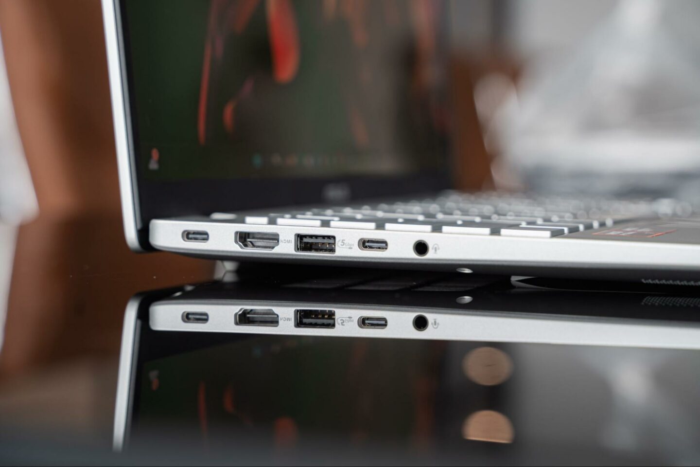 Đánh giá ASUS Vivobook S14 (M3407KA): Laptop OLED mỏng nhẹ, pin lâu và trang bị Ryzen AI thế hệ mới 6 Trang bị đầy đủ USB-A, USB-C, HDMI 2.1 và jack 3.5mm trong thân máy mỏng nhẹ