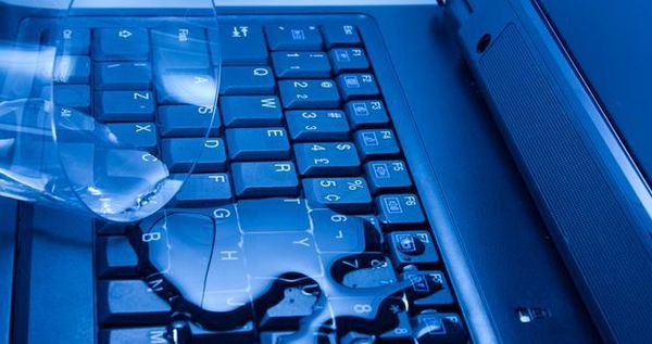 Đổ nước vào laptop