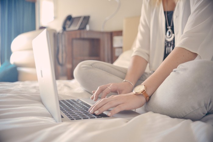 8 thói quen cực kì xấu, mà bất kì người dùng laptop nào cũng dễ dàng mắc phải